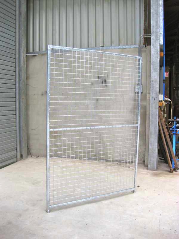 Standard Panel. 1.25m wide x 1.8m high (approx. 4ft wide x 6ft high). Sturdy construction using 25x25mm box section framing covered with 50x50x3mm weldmesh. Hot dip galvanised for lifetime rust protection. Bottom of panels are raised off the ground to stop bacterial growth and to ease cleaning.  Can be easily erected in around 30 minutes with no special tools or skills required. Bolts included.